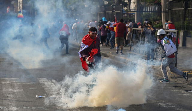 Miles manifiestan en Lima pidiendo renuncia de la presidenta de Perú, Dina Boluarte. Foto: AFP