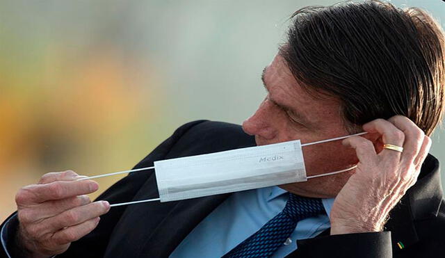 A pesar del recelo original, el presidente Jair Bolsonaro llegó a ponerse mascarillas en varias oportunidades en Brasil. Foto: EFE