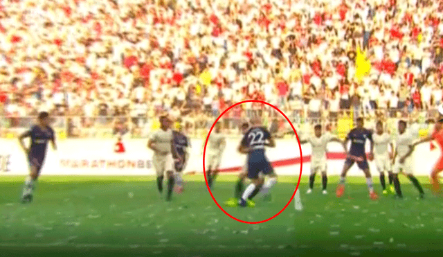 Aldo Corzo lo tuvo tomado a Federico Rodríguez en el área y el árbitro no cobró nada. | Foto: Gol Perú