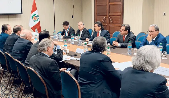 El dato. Congresistas de diferentes bancadas de oposición se reunieron con los miembros de la misión de la OEA y explicaron al detalle su versión de la crisis en el Perú.