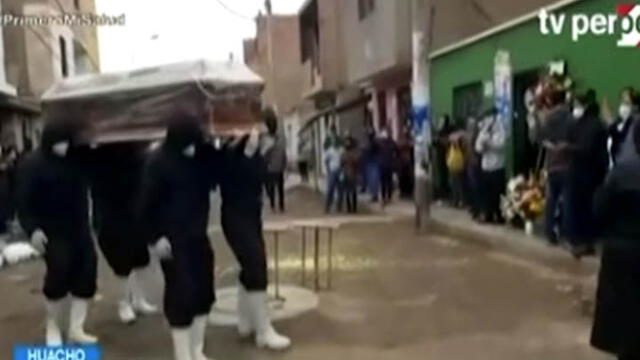 Personas se aglomeraron en velorio. Créditos: TV Perú.