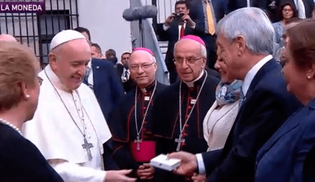 Papa Francisco entregó regalos a Sebastián Piñera y su esposa [VIDEO]