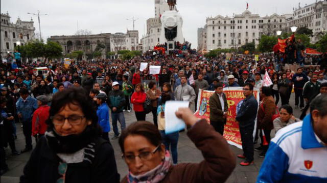 Huelga de profesores: periodista denuncia agresión durante manifestación en Plaza San Martín [VIDEO]