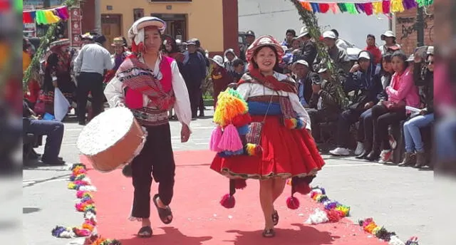 Estudiantes deslumbraron con vistosos trajes típicos en Puno [FOTOS]