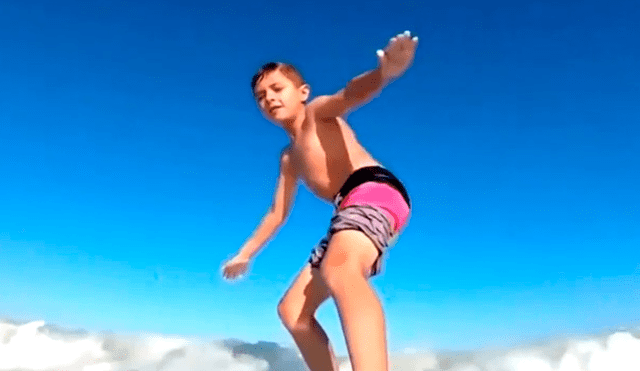 En Facebook, un niño surfeaba en la playa de New Smyrna y no imaginó que se llevaría un tremendo susto.
