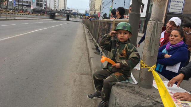 Familias enteras disfrutaron del variado y colorido cronograma del Desfile Militar. (Foto: La República)