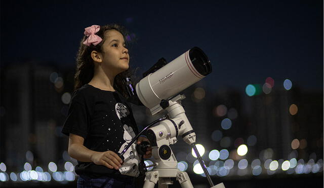 Nicole Oliveira, conocida como 'Nicolinha', se ha convertido en una sagaz cazadora de asteroides. Foto: AFP