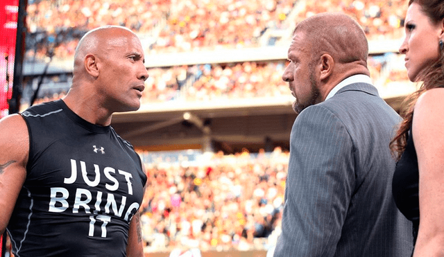 The Rock en un careo con Triple H en WrestleMania 30. | Foto: WWE