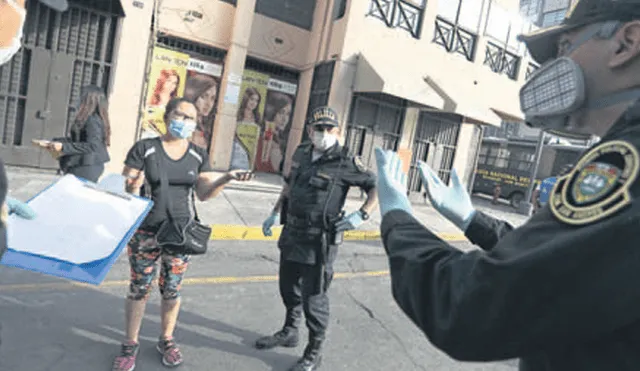 Sin excusas.  Efectivos policiales intervienen a las personas que sin motivo circularon por Mesa Redonda. Los multaron.