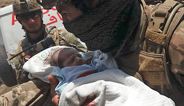 Bebé recién nacido recibió dos impactos de bala en una pierna en medio de un atentado terrorista y sobrevivió. Foto: AFP