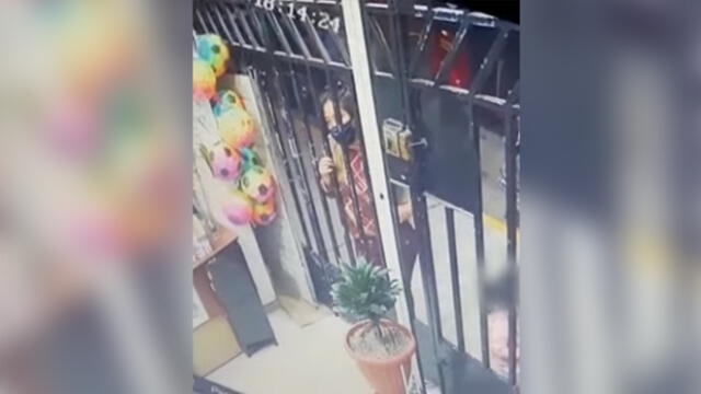 La pareja y la pequeña hija de la mujer salieron ilesos. (Foto: Captura de video / 24 Horas)