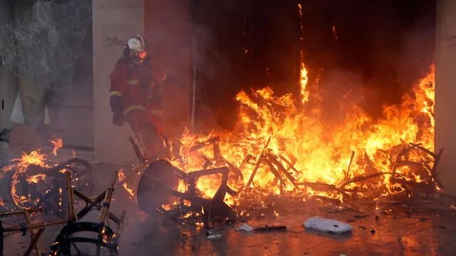 Francia: incendios en Campos Elíseos durante marcha de 'chalecos amarillos' [VIDEO]
