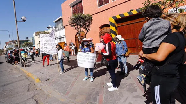 Los parientes llegaron hasta la sededel INPE en Arequipa para exigir sus pedidos a las autoridades penitenciarias.