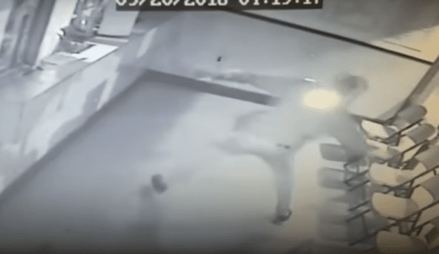 YouTube viral: ladrón tira ladrillo contra vidrio antibalas y termina golpéandose a si mismo [VIDEO]