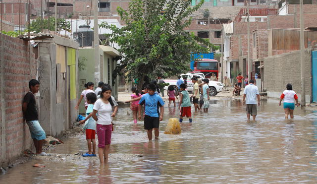 Desborde del río Surco inunda calles de Chorrillos