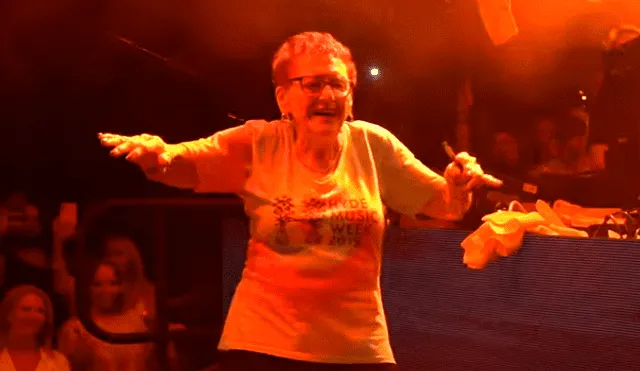 Facebook viral: anciana acude a concierto de música electrónica y sorprende con sus pasos de baile [VIDEO]