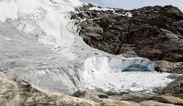 Desaparece. Esta es una laguna en formación en la base del nevado Vallunaraju por efecto del retroceso de la capa glaciar. La montaña rocosa estuvo cubierta de hielo hasta hace unos años. Foto: difusión