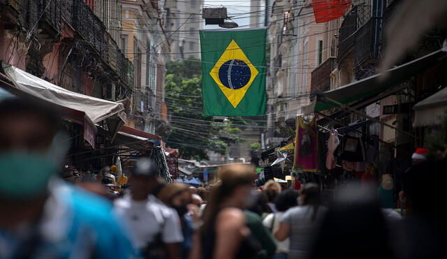 En Brasil, donde ya se preparan para vacunar a inicios de 2021, llamaron a proseguir con todas las medidas de seguridad ante la COVID-19. Foto: AFP