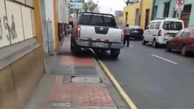 Cercado de Lima: vehículos se apoderan de veredas [VIDEO]