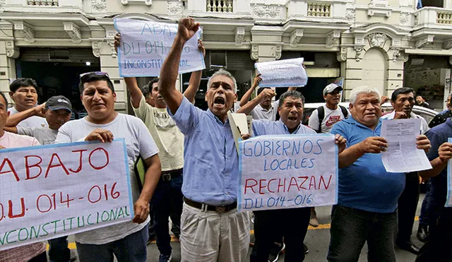 Rechazo. Trabajadores estatales en desacuerdo con norma de la negociación colectiva. (Foto: Virgilio Grajeda)