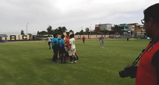 Partido entre Melgar y Universitario terminó en bronca con árbitros [VIDEO]
