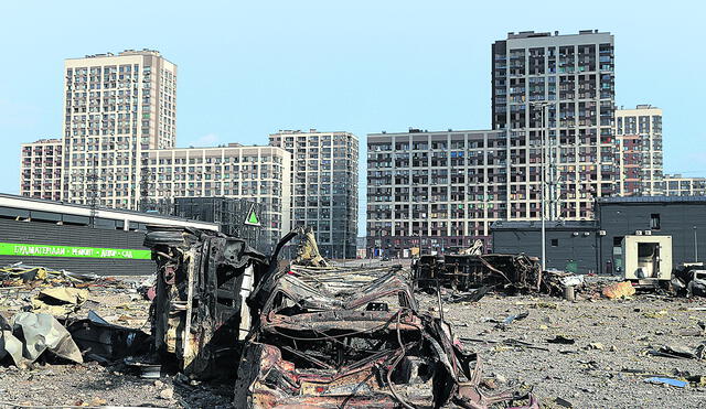 Kiev (Ukraine), 24/03/2022.- A general view of the shopping center that was damaged by shelling on 21 March by a Russian attack in Kiev, where according to emergency service, at least six people died in the Russian shelling on the shopping centre, in Kiev, Ukraine, 24 March 2022. On 24 February Russian troops had entered Ukrainian territory in what the Russian president declared a 'special military operation', resulting in fighting and destruction in the country, a huge flow of refugees, and multiple sanctions against Russia. (Atentado, Rusia, Ucrania) EFE/EPA/NUNO VEIGA
