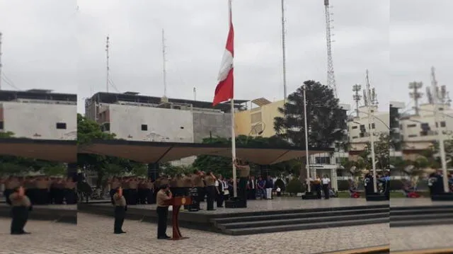 Izamiento de la bandera en el Perú.
