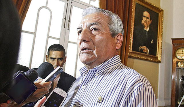 Elidio Espinoza respalda a subgerente de Defensa Civil