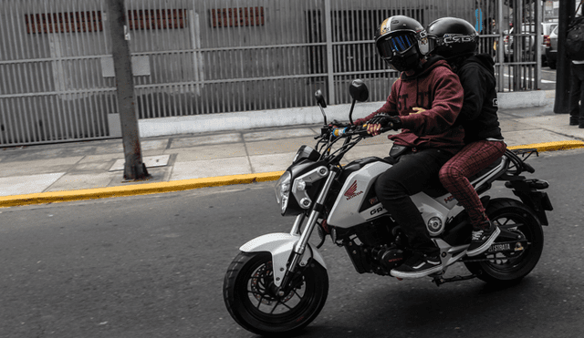 Alcalde de Surco propone de dos hombres no viajen juntos en una moto