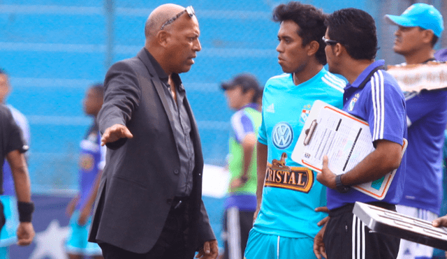 Roberto Mosquera empezó a 'calentar' el partido entre Alianza Lima y Deportivo Binacional de la fecha 15 del Torneo Clausura 2019. | Foto: GLR
