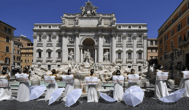 Las mujeres se presentaron con carteles y sombrillas blancas para reclamar las "estrictas" medidas del Gobierno italiano. Foto: AFP.
