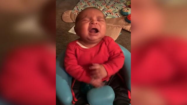 Desliza para descubrir la reacción del bebé a un audio de él mismo llorando. Fotos: Facebook.