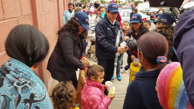 Venezolanos permanecen afuera del Consulado General de Chile, buscando conseguir la visa.