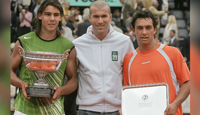 Zinedine Zidane acompañó la premiación del finalista y del campeón en aquella tierra batida de 2005. Foto: AFP