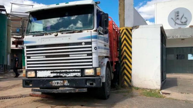 Hombre muere aplastado por su propio camión al intentar estacionarlo