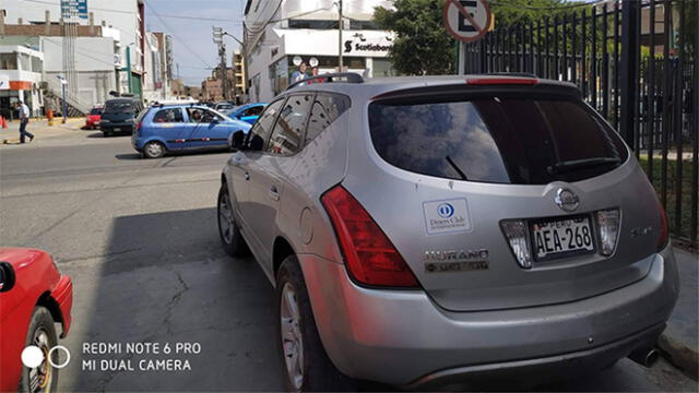 #YoDenuncio: vehículo es estacionado en vía pública pese a prohibición
