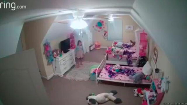 Una familia denunció ante la policía que la cámara instalada en la habitación de su hija, de ocho años, había sido vulnerada por un ‘hacker’ que anduvo espiando su intimidad. (Foto: Captura)