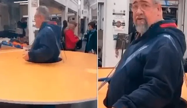 Hombre usa cartón gigante para mantenerse alejado de la gente por coronavirus [VIDEO] 