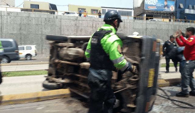 Vía Expresa: camioneta invade vía del Metropolitano y se vuelca frente al Estadio Nacional