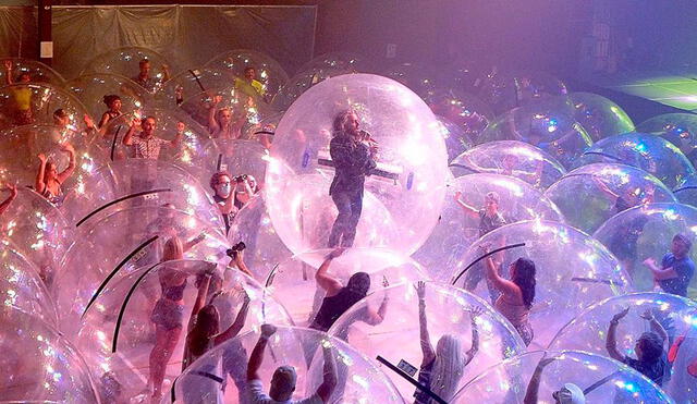 The Flaming Lips da un concierto en donde los músicos y el público están encerrados en burbujas. Crédito: Instagram Waynecoyne5