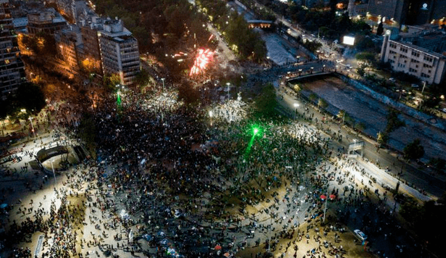 Chile celebra tras vencer el "Apruebo" sobre la redacción de una nueva Constitución. Foto: AFP