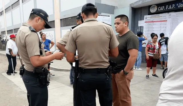 Sujeto es intervenido por la Policía en local de votación.