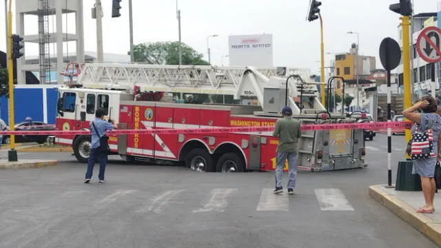 Camión de rescate de bomberos terminó internado en un hueco. Foto: Y. Goicochea/URPI-LR