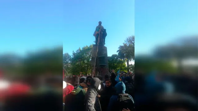 Los manifestantes derribaron la estatua del conquistador español Pedro de Valdivia. Foto: Captura