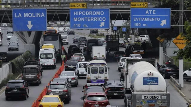 Por la mañana y tarde el tráfico en la Av. Javier Prado presentó sus puntos más críticos en el cruce con la avenida La Molina. (Foto: John Reyes / La República)