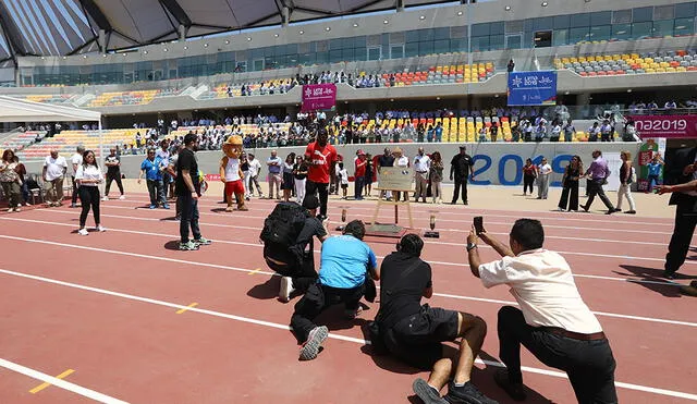 Usain Bolt marco su huella en la nueva pista atlética de la Videna [FOTOS]
