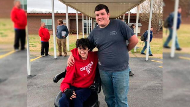 Adolescente ahorró durante 2 años para comprarle una silla de ruedas a su mejor amigo