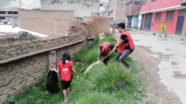 Jóvenes limpian calles de Tarma por reto de ‘Basura Challenge’ [FOTOS]