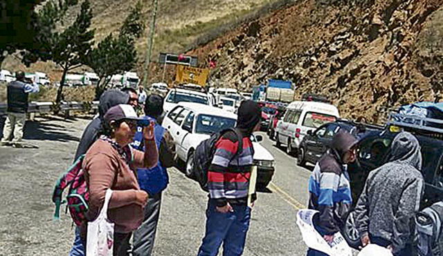 Bloquean vía contra cierre de sede de UNT en Otuzco