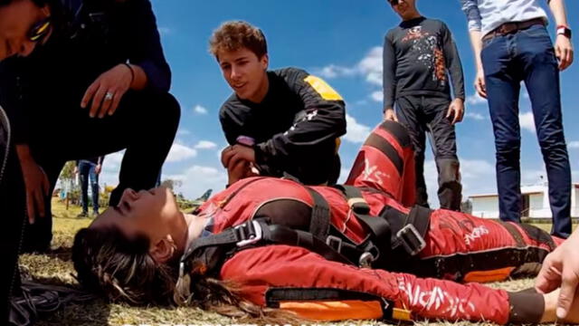 Galilea Montijo se desmaya tras aventarse de paracaídas. Foto: Juanpa Zurita YouTube